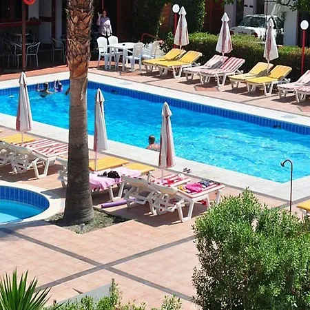 Sandy'S Studios Apartments & Log-Villas Lägenhetshotell 2*